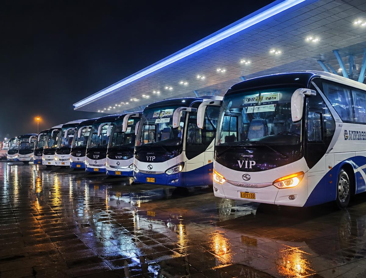 Bus VIP alignés pour les départs nocturnes